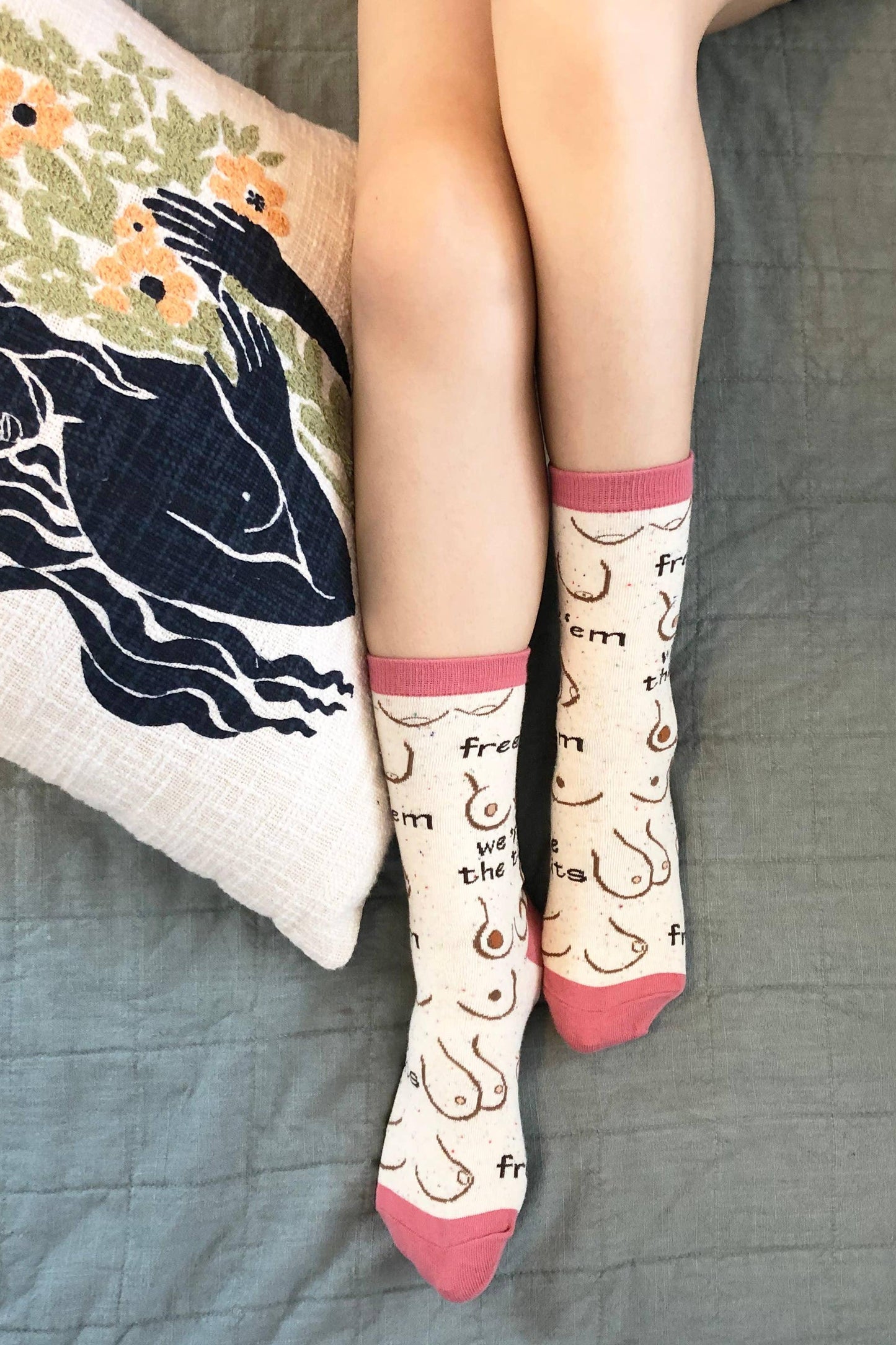 Free 'em | Women's Funny Saying Cotton Crew Socks 21006
