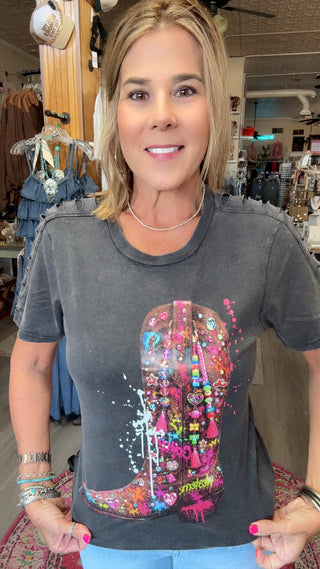 BOOTS TEE