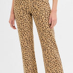 A pair of leopard print mid-rise ankle slim straight pants.