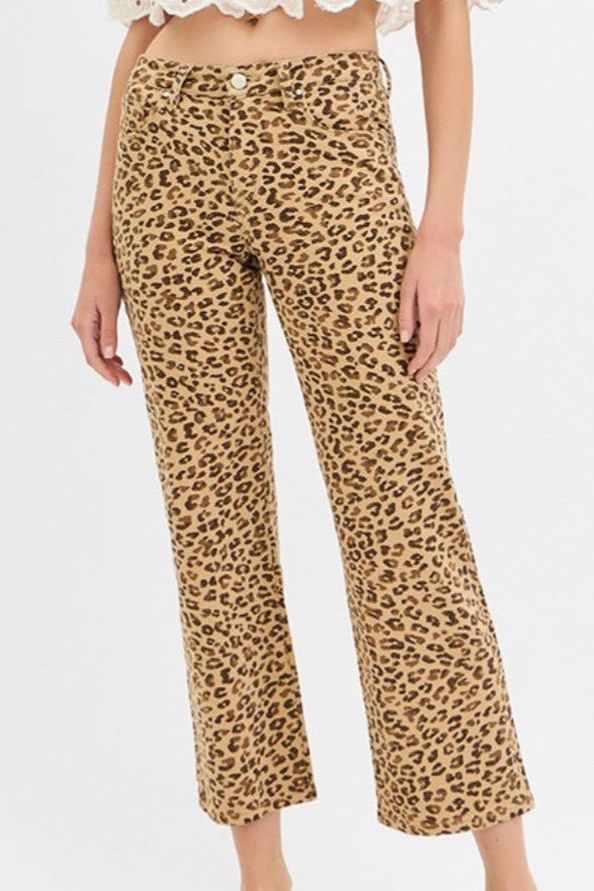 A pair of leopard print mid-rise ankle slim straight pants.