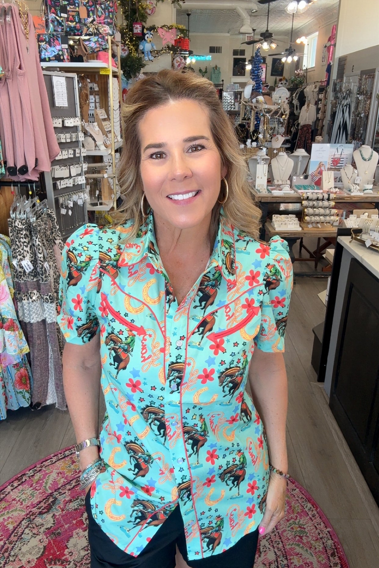 MODEL IN TURQUOISE PEARL SNAP TOP 