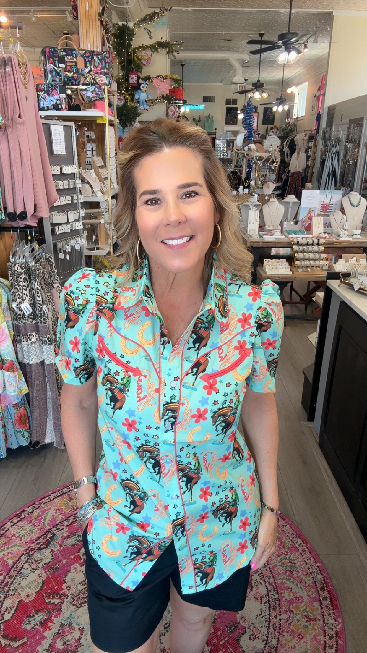 MODEL IN TURQUOISE PEARL SNAP TOP 