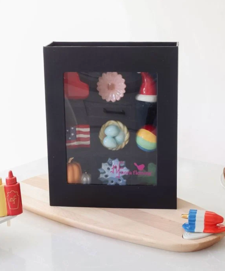 DISPLAY BOX THAT HOLDS 9 MINIS ON CUTTING BOARD.
